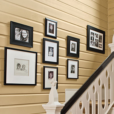 семейни портрети на стената до стълбите